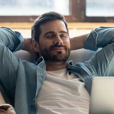 Homme en pleine relaxation