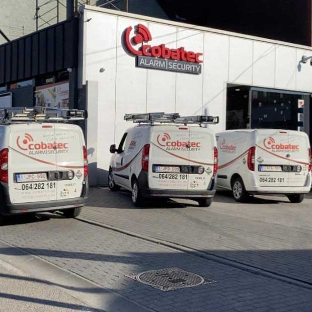 Parking de l'entreprise Cobatec avec camionnettes professionnelles